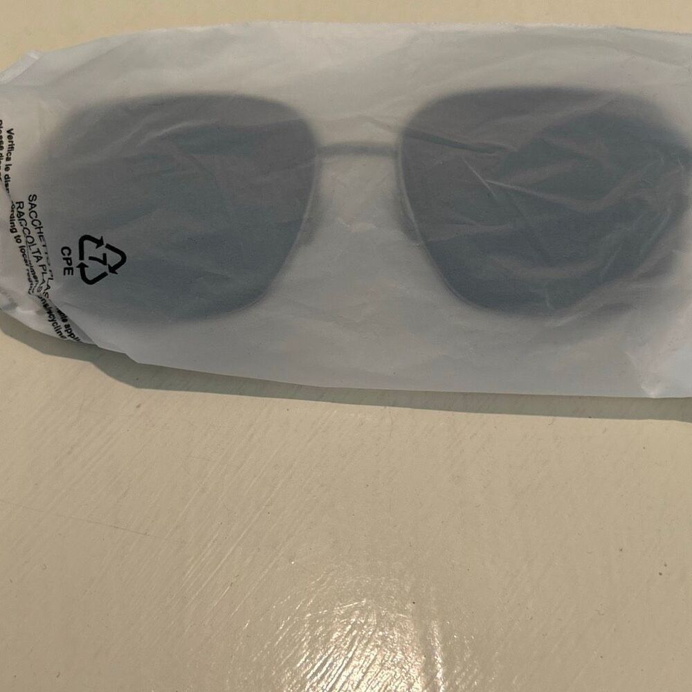 Guess GU00117 Thin Gunmetal Frame Rectangle Sunglasses Smoke Lens NEW - Picture 12 of 12